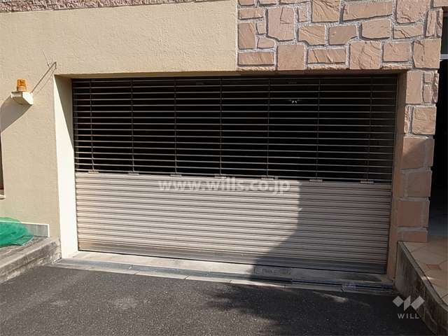 敷地内駐車場入口（リングシャッター付き）