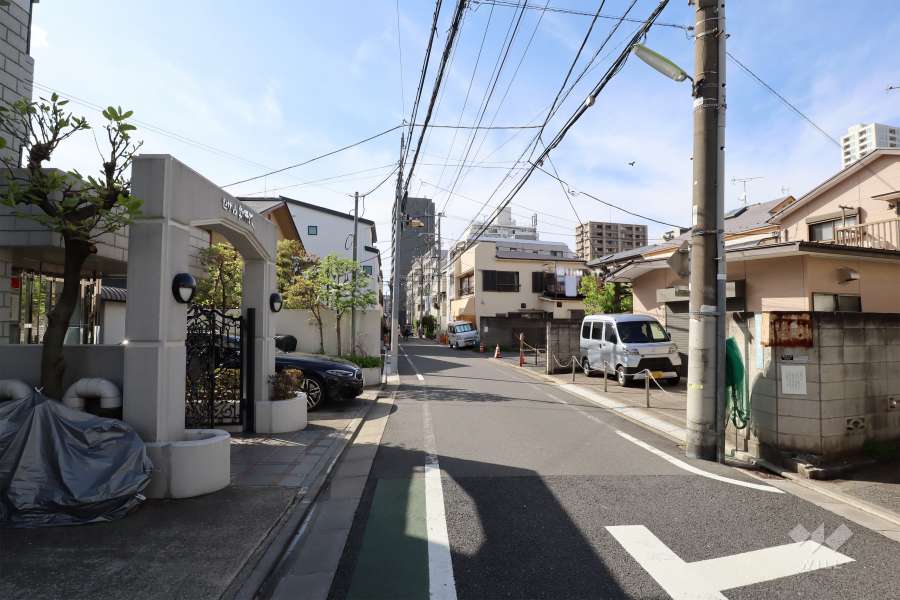 敷地北東側の前面道路(北東側から)