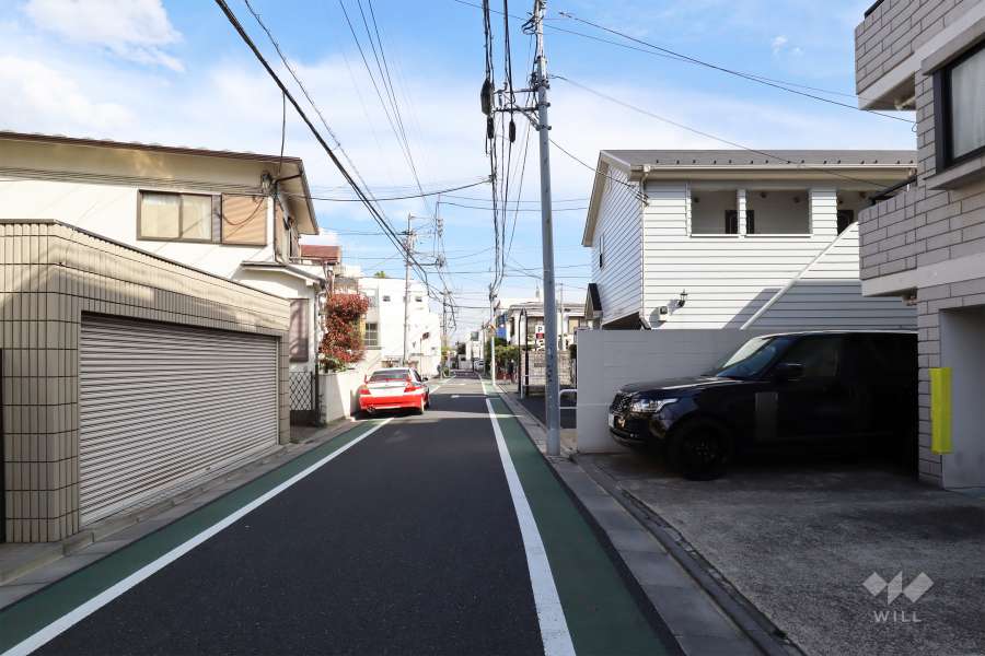 敷地北東側の前面道路(北西側から)