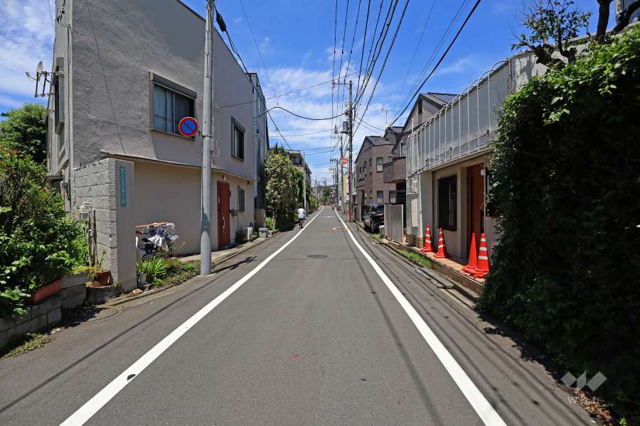 敷地西側の前面道路(南側から)