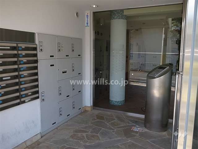 オートロックの操作盤、宅配ボックス、共用ポスト