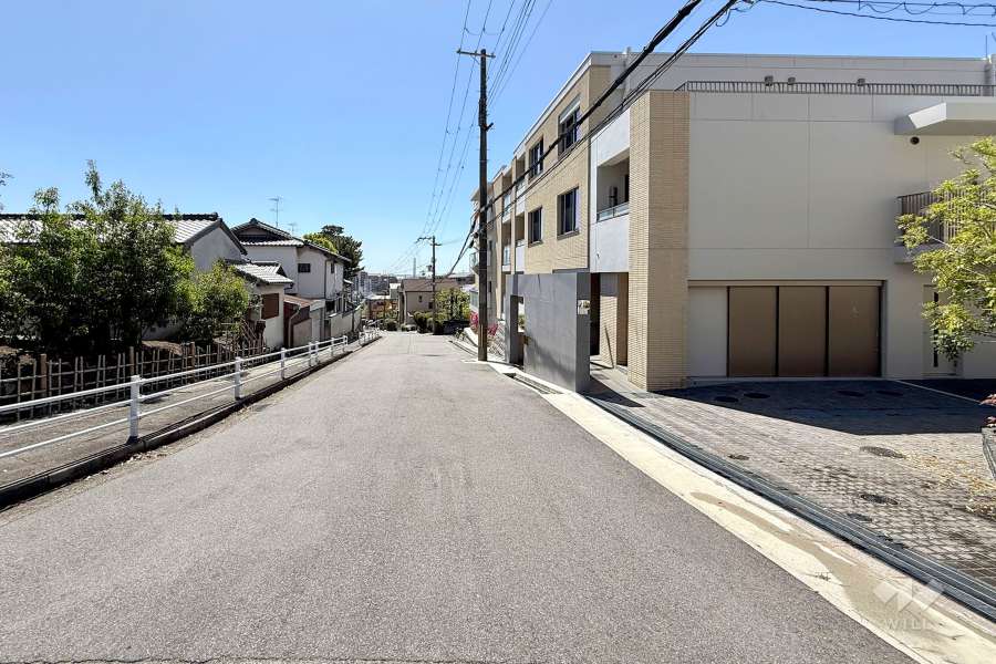 敷地東側の前面道路（北側から）