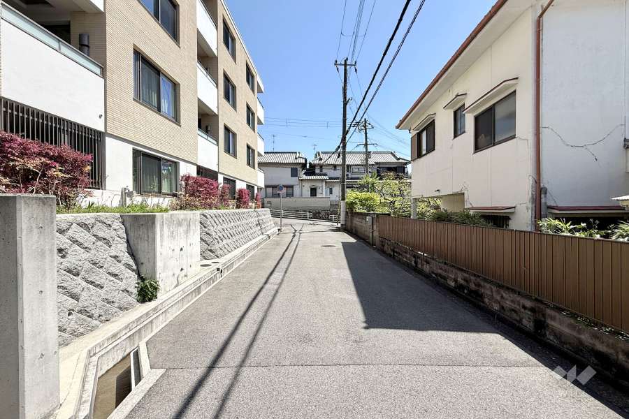 .敷地南側の前面道路（西側から）