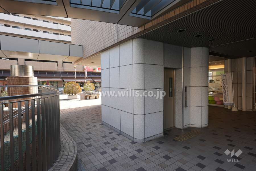 地下駐車場に続くエレベーター