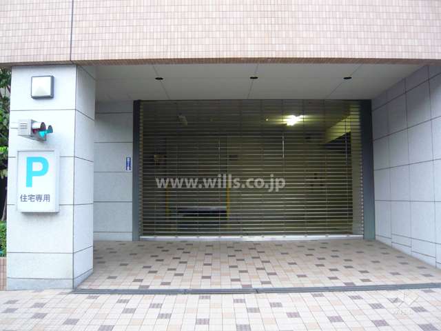 駐車場出入り口はリングシャッター付きです。