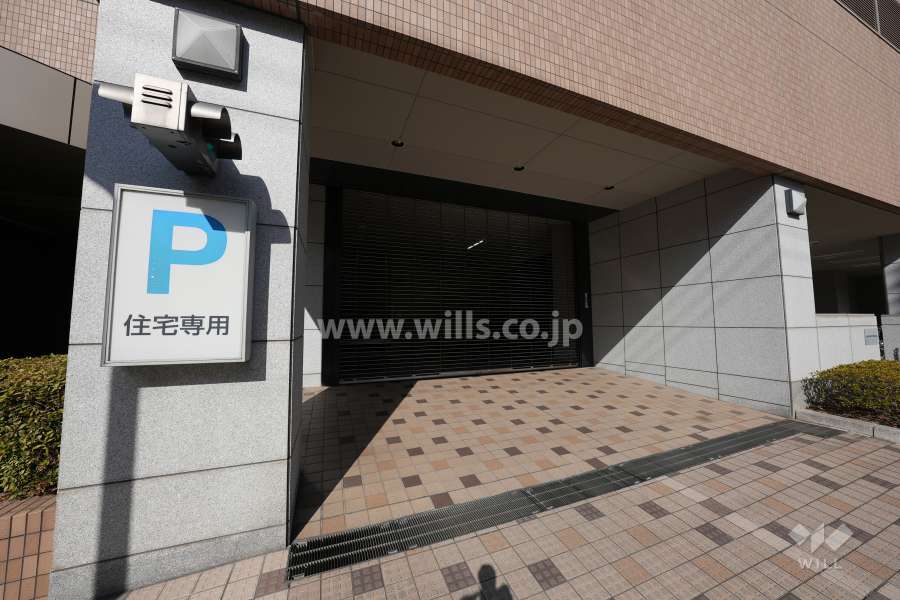 駐車場入り口はリングシャッター付きです。