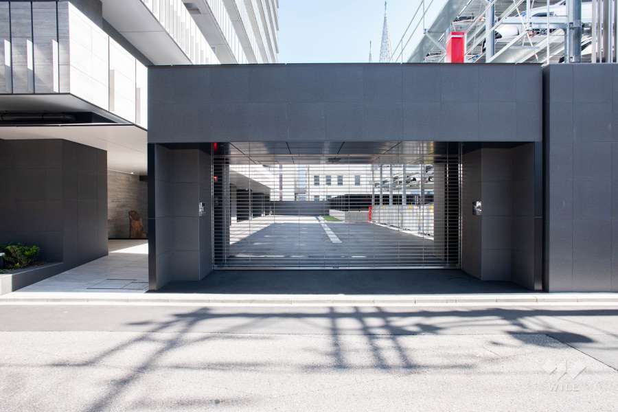 西側敷地内駐車場の出入り口（リングシャッター付き）