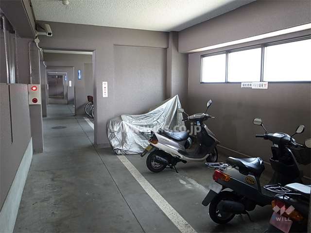 駐輪場、バイク置き場は屋内にあります。