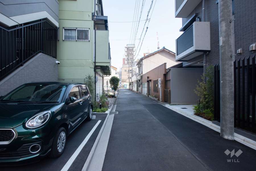 敷地南側の前面道路（西側から）