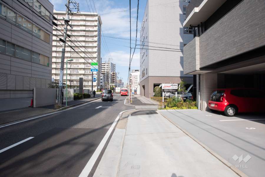 敷地西側の前面道路（南側から）