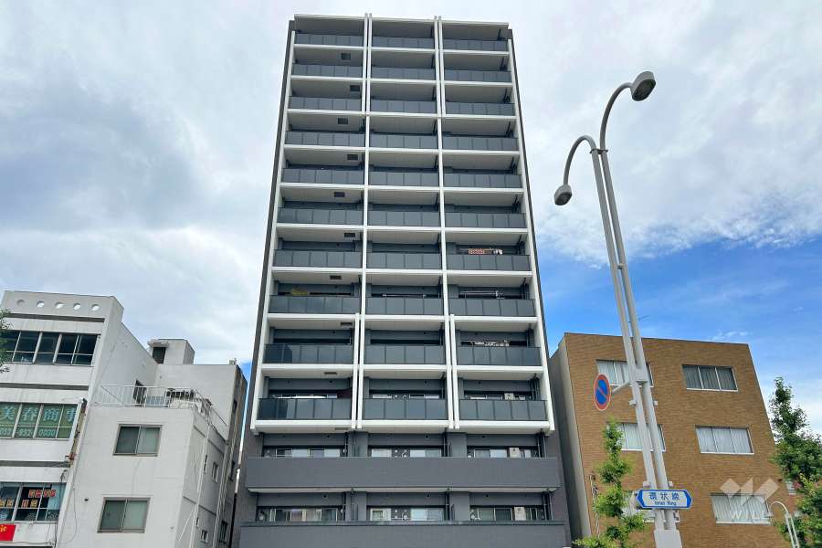 プレサンスロジェ御器所駅前の外観（東側から）