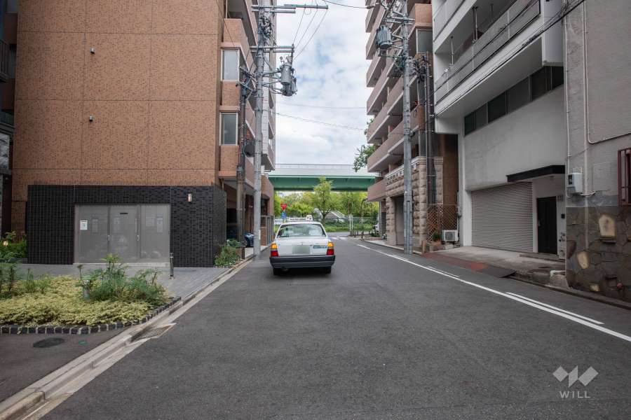 敷地東側の前面道路(南側から)