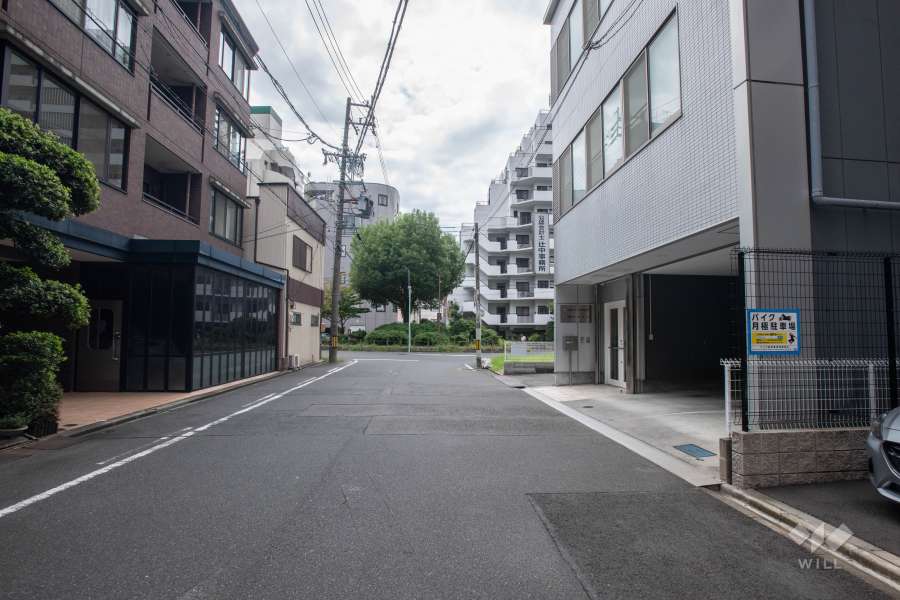 敷地東側の前面道路(北側から)
