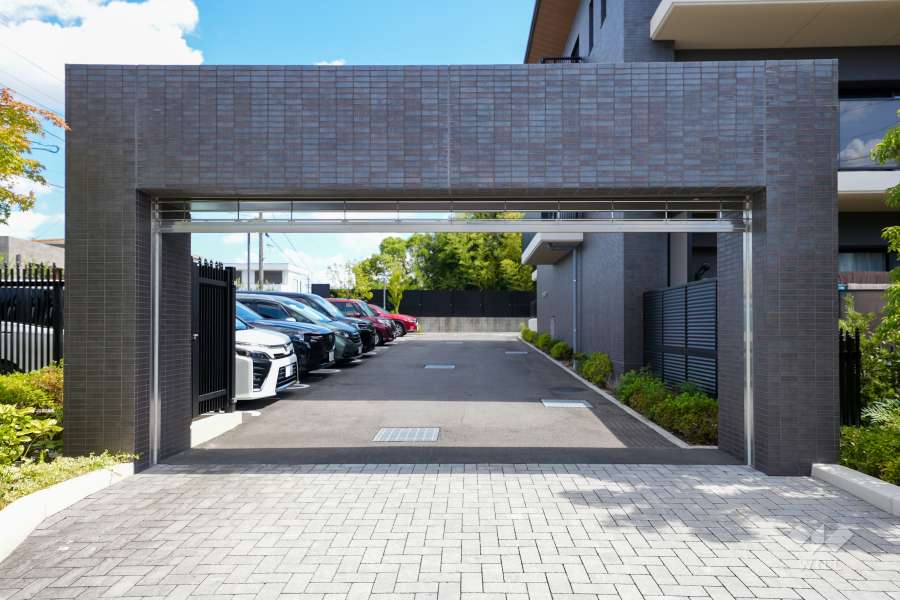 駐車場の出入口（シャッターゲート付き）