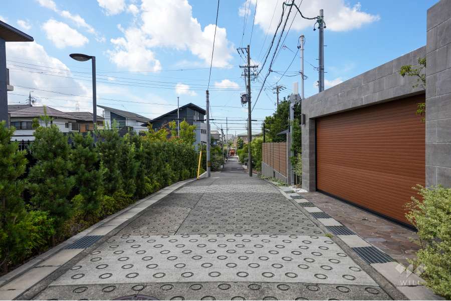 敷地北側の前面道路（東側から）