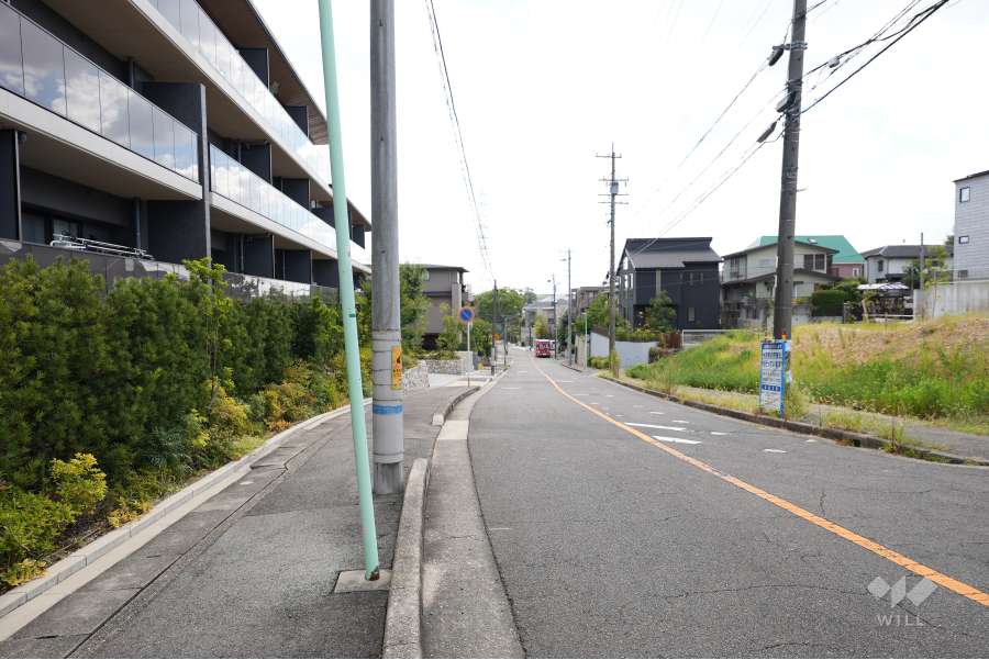 敷地西側の前面道路（北側から）