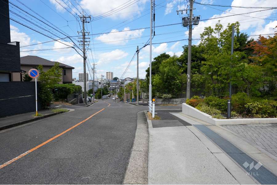 敷地西側の前面道路（南側から）