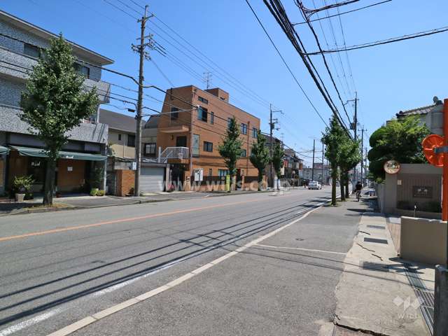 東側前面道路(北側から)