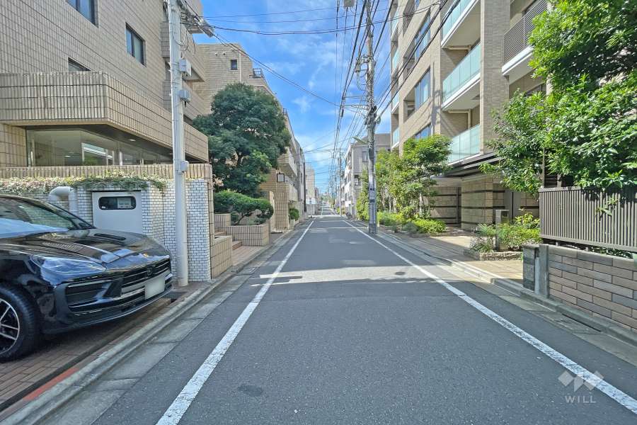 敷地北側の前面道路（東側から）