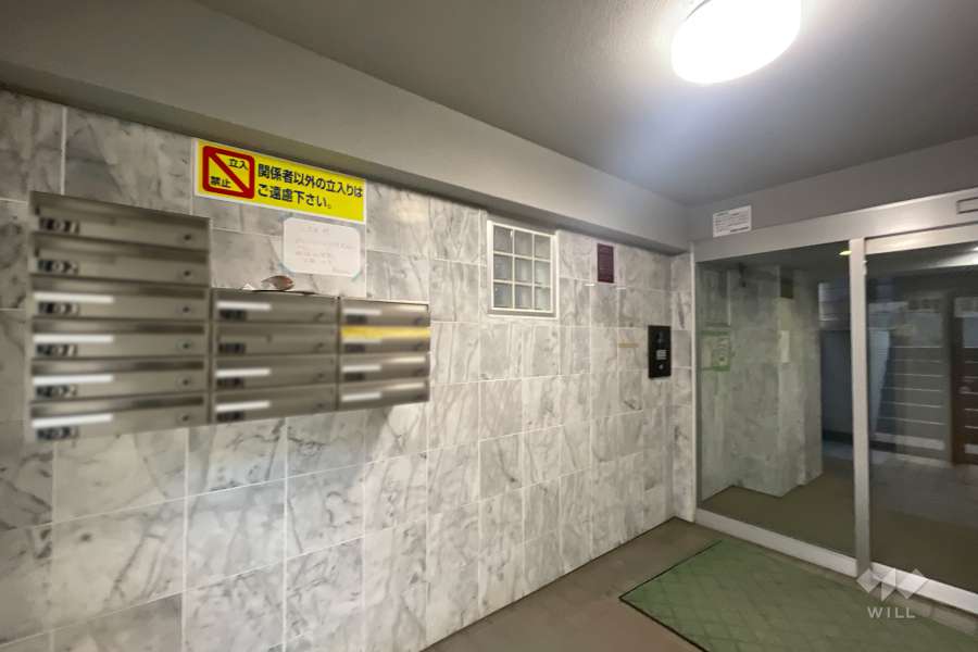 エントランスはオートロック付きです。　