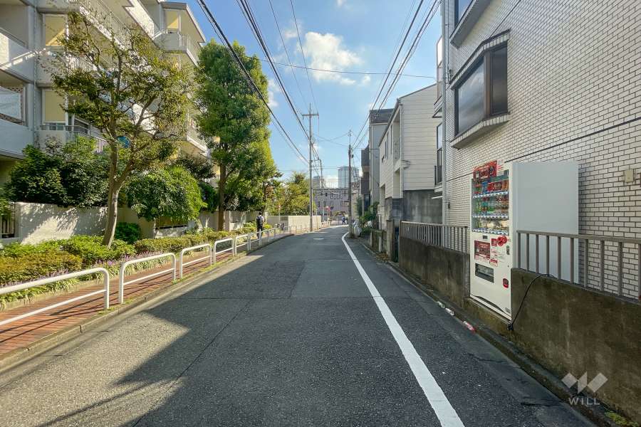 敷地北側の前面道路