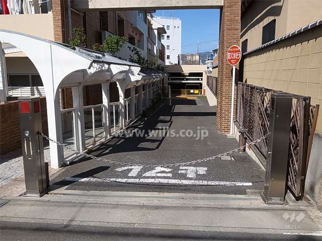 駐車場出入口にはロボットゲートが設置されています。