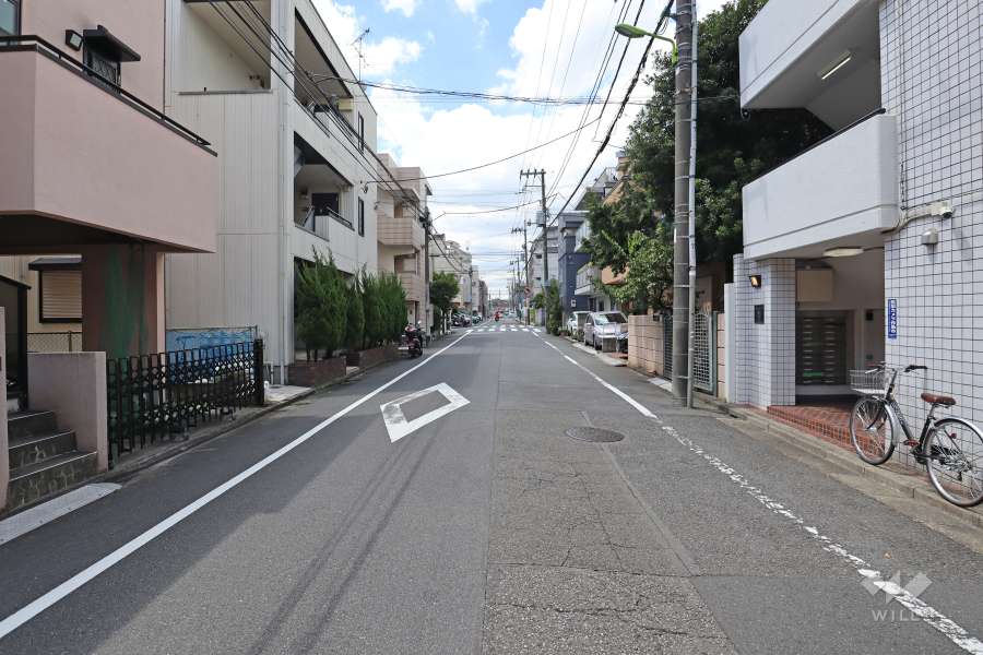 敷地南側の前面道路（東側から）