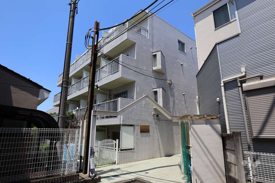 エヴェナール上北沢の外観（南東側から）