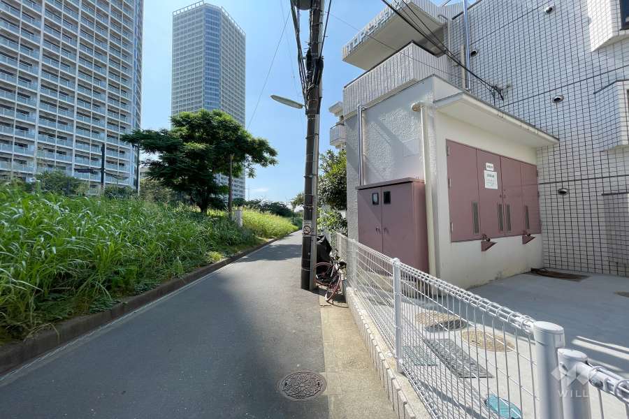 敷地北東側の前面道路