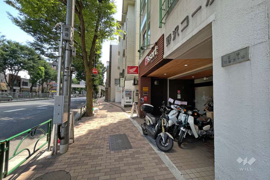 敷地北東側の前面道路（北西側から）