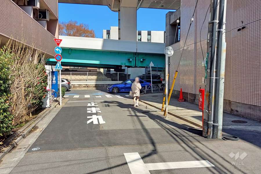 敷地西側の前面道路