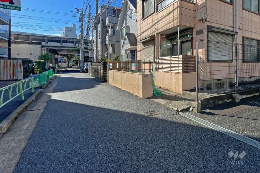 敷地東側の前面道路（北側から）