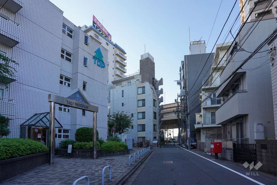 敷地東側の前面道路（南側から）