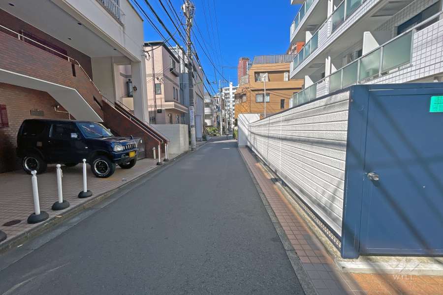 敷地西側の前面道路