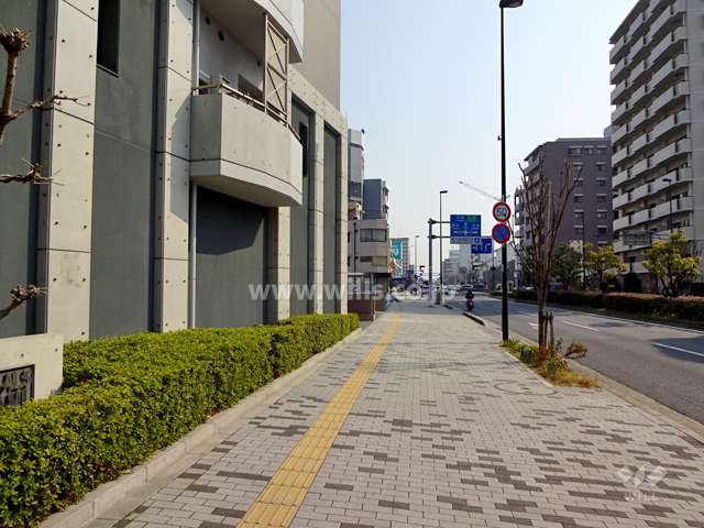 敷地西側はの前面道路（4車線）