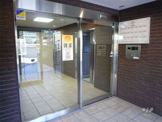 エントランスはオートロック付きです。