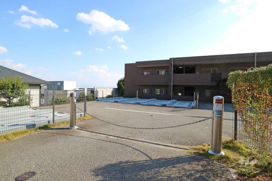 駐車場の出入口（ロボットゲート付き）