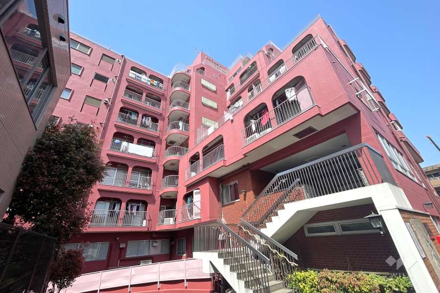 トーア明大前マンションの外観（南東側から）