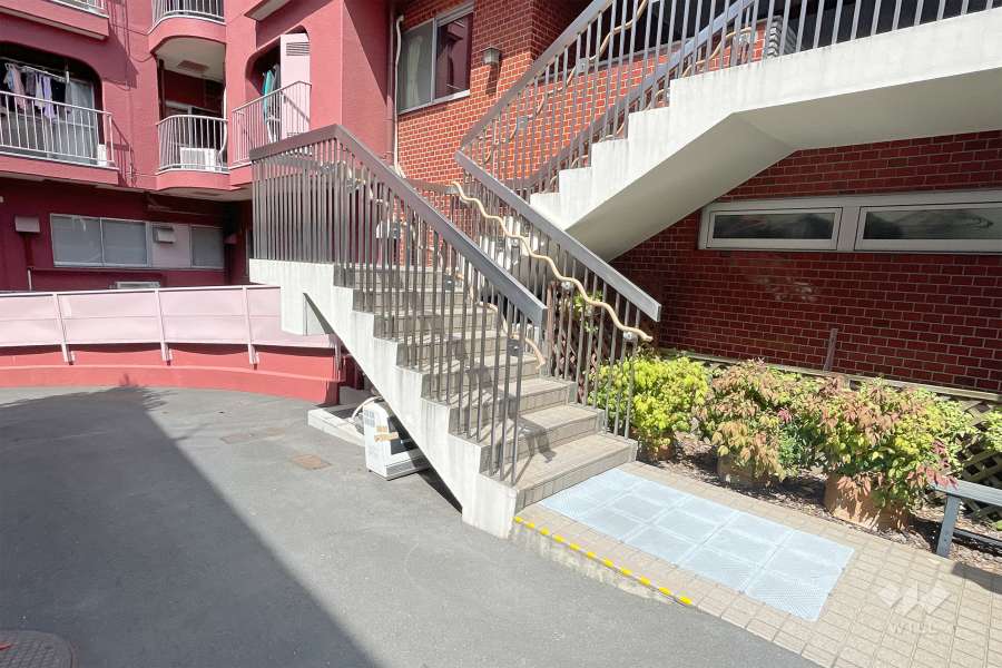 エントランスに続く階段