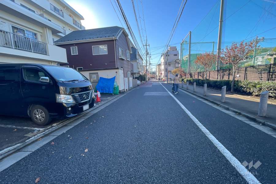敷地西側の前面道路（北側から）