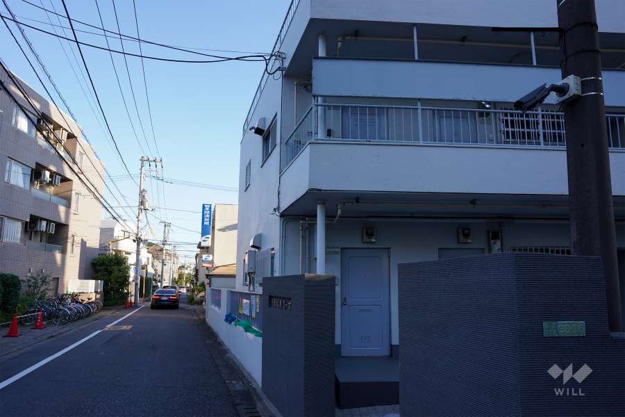 敷地東側の前面道路（北側から）