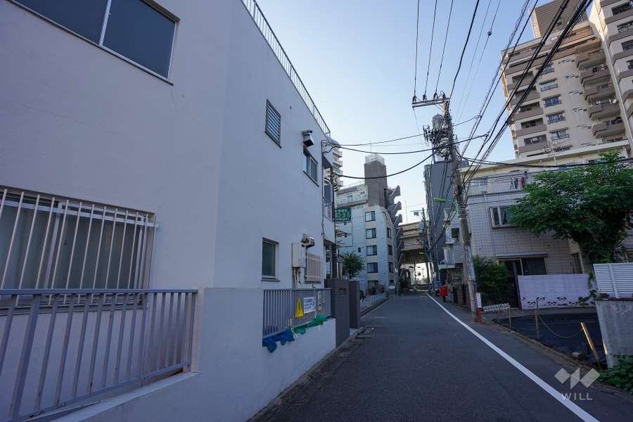 敷地東側の前面道路（南側から）