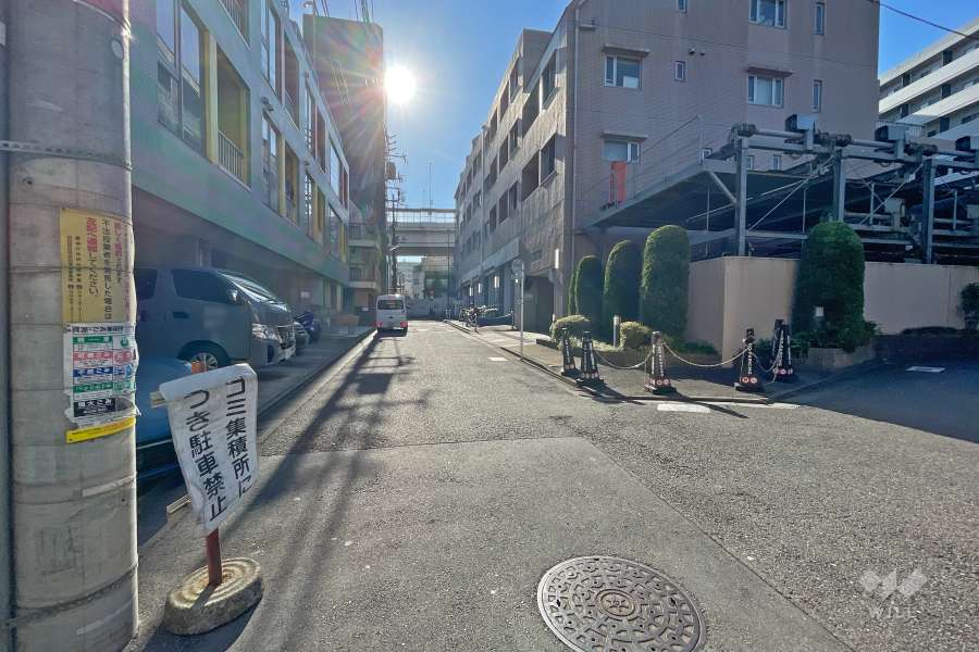 南側約50m先に国道246号が走っています。