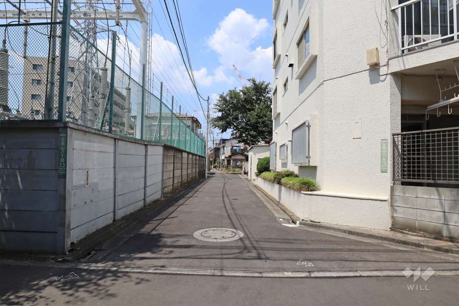 敷地西側の前面道路