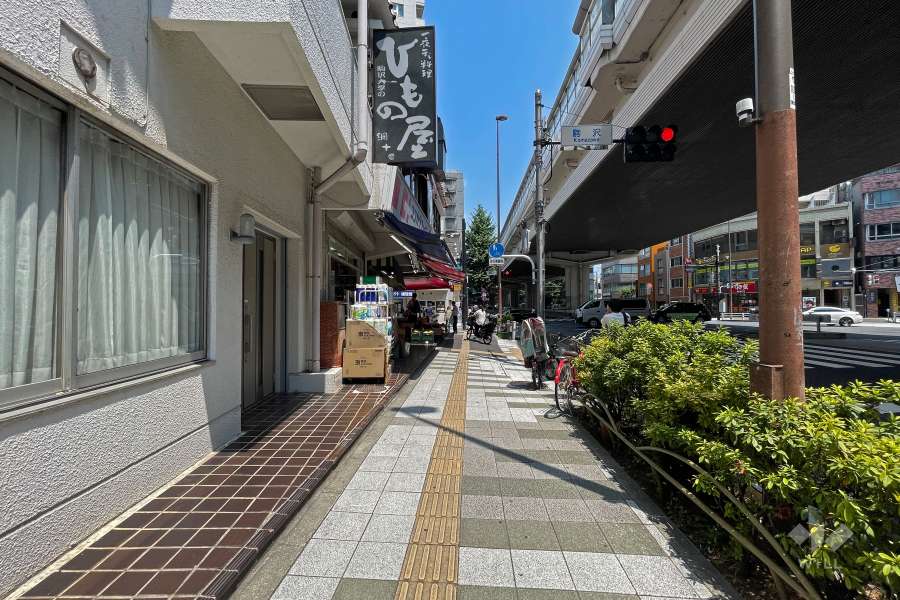 敷地南側の前面道路（西側から）