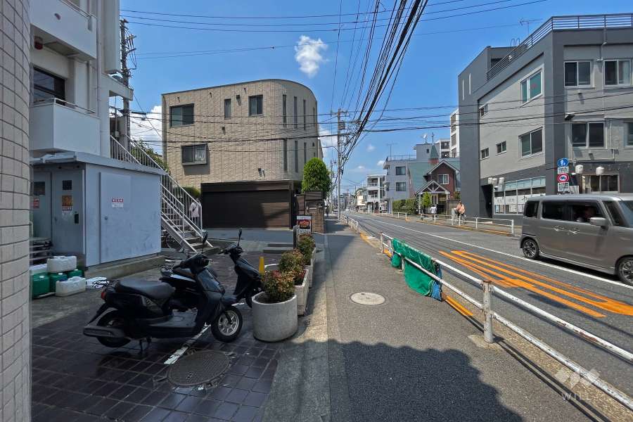 敷地東側の前面道路（南側から）