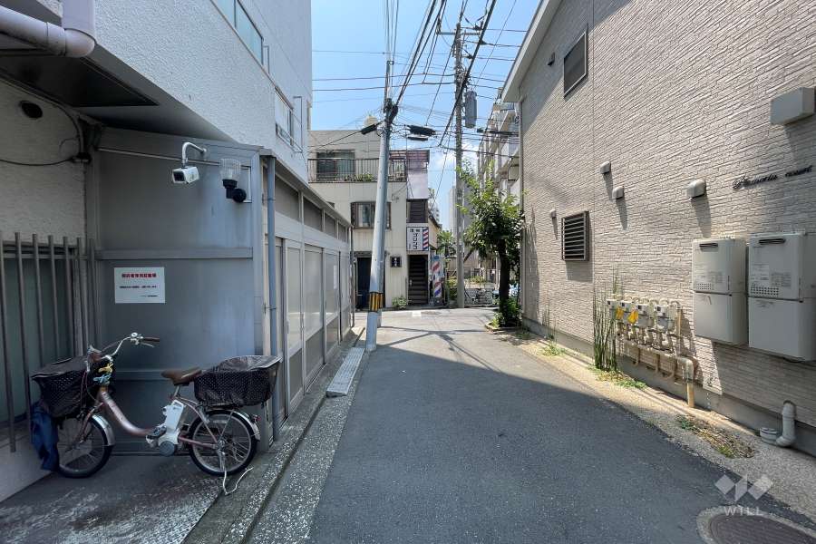 敷地北側の前面道路（東側から）