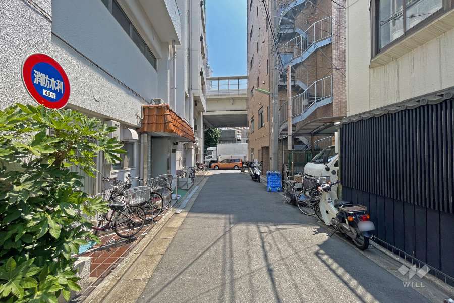 敷地西側の前面道路（北側から）