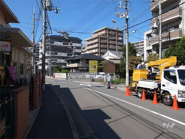 敷地の南側は2車線の道路。
