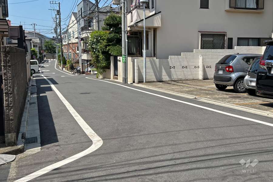 敷地南側の前面道路（東側から）